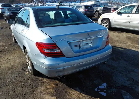 2013 Mercedes-Benz C 300 Luxury 4Matic из США, поврежденный, VIN WDDGF8AB2DA816967
